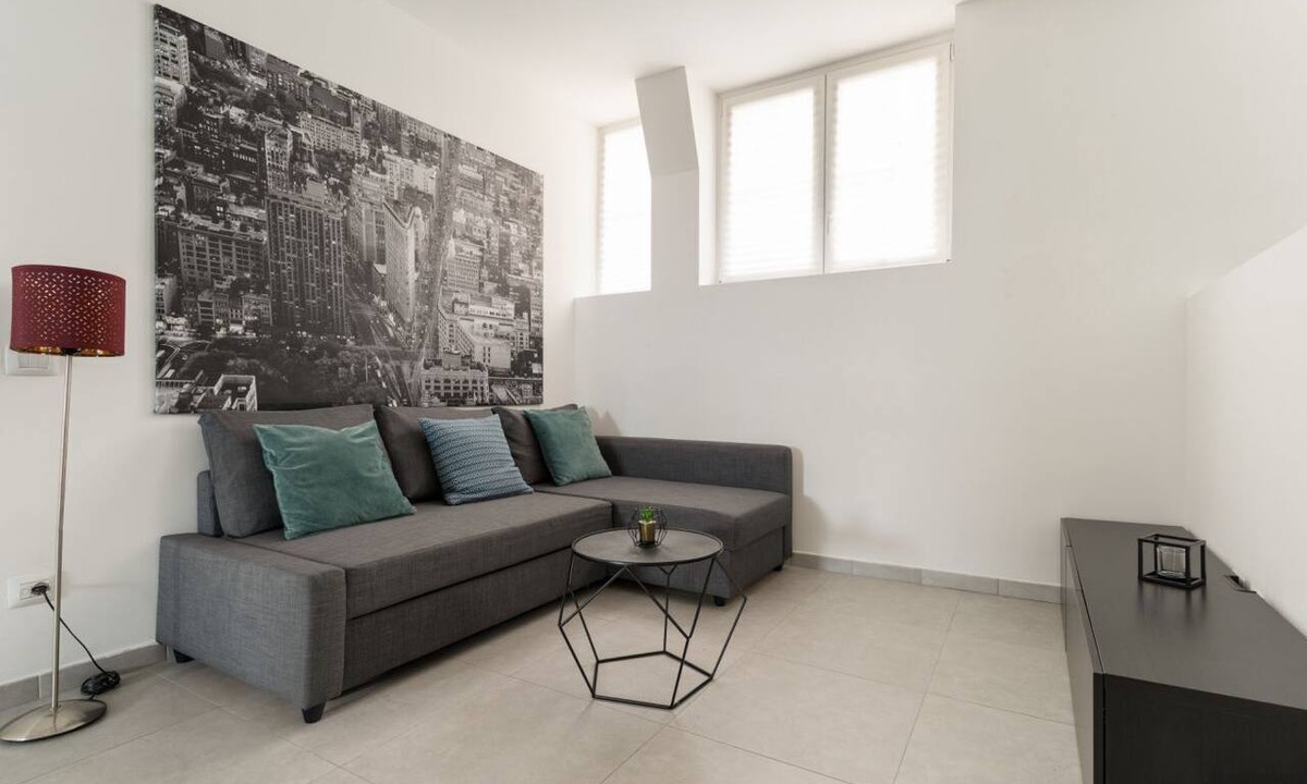 Giambellino Apartment | A cozy 60 sqm apartment that sleeps up to 4 people, located on the semi-basement level of a building (accessible via stairs).The neighborhood is well-connected to the city center and major attractions by public transport; the Tolstoj stop on the M4 met