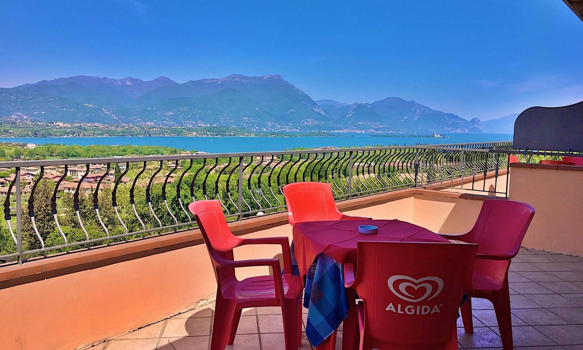 Manerba del Garda Apartment | Angenehme Wohnung in Solarolo mit Parkplatz by Interhome