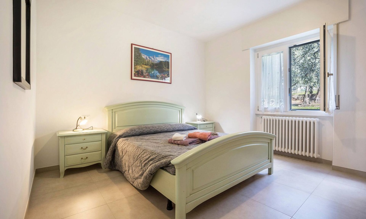 Campagnola Apartment | Apartment 'Bassinel' with Lake View, Shared Garden and Wi-Fi