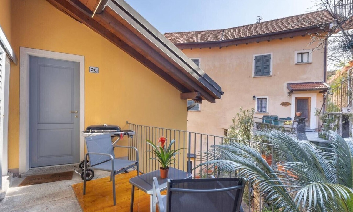 Cannobio Apartment | Apartment 'Casa Valy' with Lake View, Wi-Fi and Air Conditioning