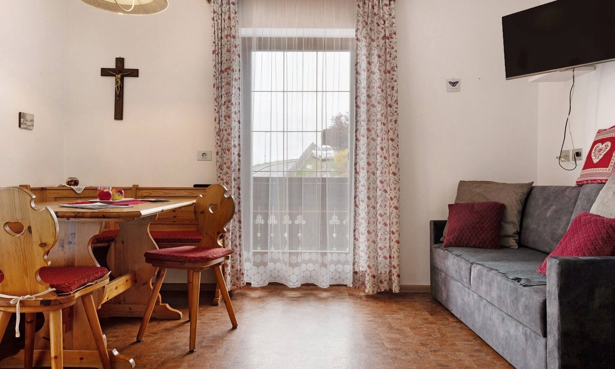 Feldthurns Apartment | Apartment 'Groß' with Mountain View, Shared Garden and Wi-Fi