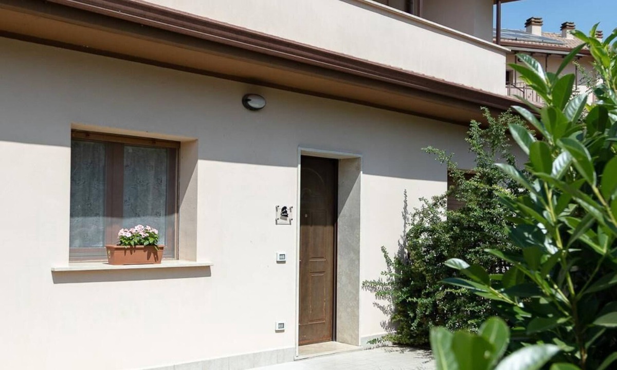 Torrita Tiberina Apartment | Apartment with a master bedroom and an open-concept kitchen, and a garden for exclusive use.
