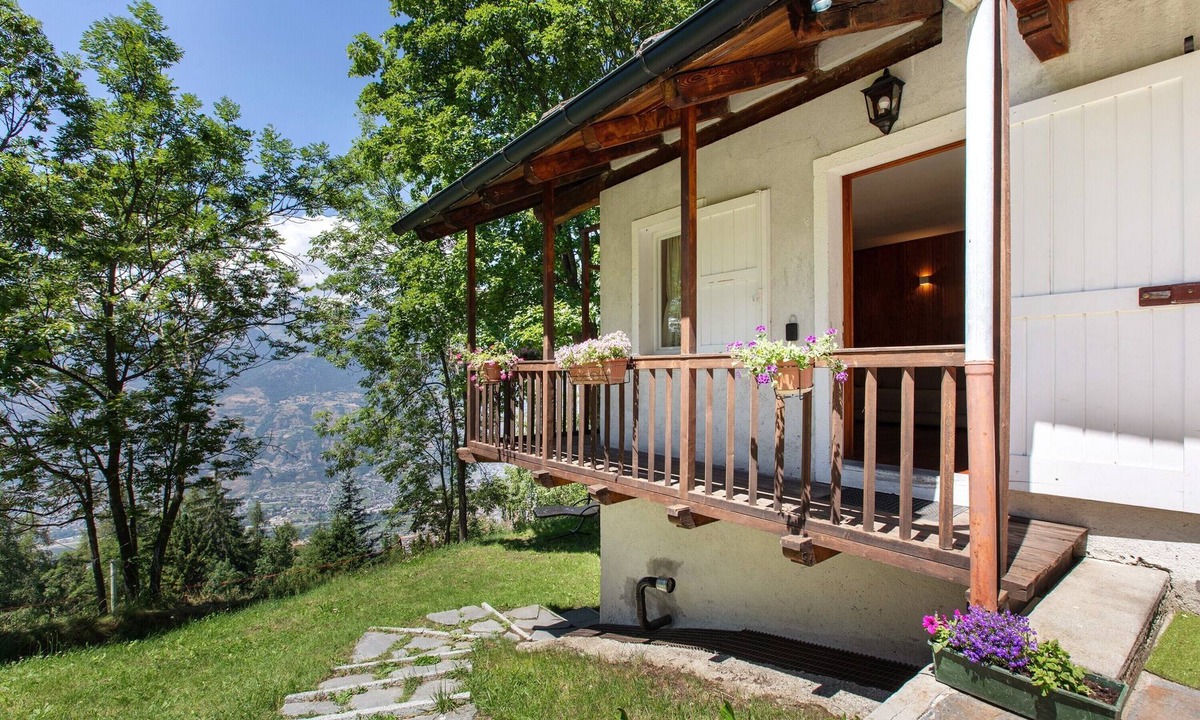 Gressan Apartment | Apartment 'L'abri' with Mountain Views, Shared Garden, and Wi-Fi