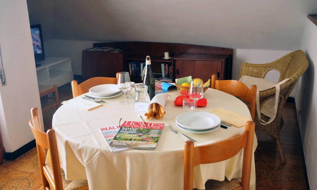 Moneglia Apartment | Apartment 'Mansarda A Moneglia' with Balcony, Wi-Fi and Air Conditioning