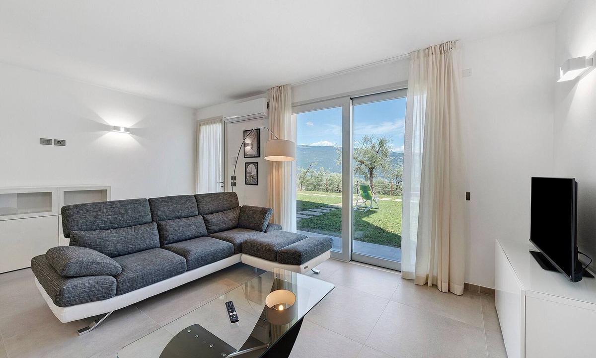 Gargnano Apartment | Apartment 'Mimosa' with Lake View, Wi-Fi and Air Conditioning