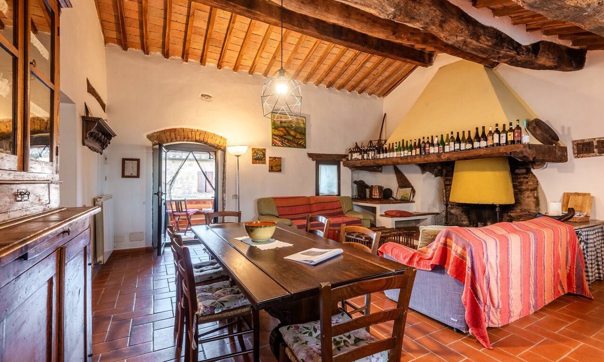 Castiglione d'Orcia Apartment | Apartment 'Podere Il Tigliolo Sulla' with Shared Pool, Private Terrace and Wi-Fi