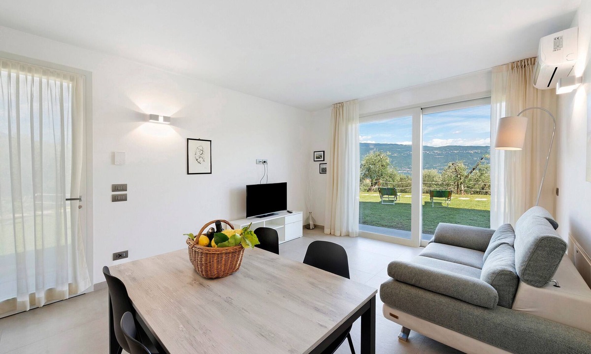 Gargnano Apartment | Apartment 'Primula' with Lake View, Wi-Fi and Air Conditioning