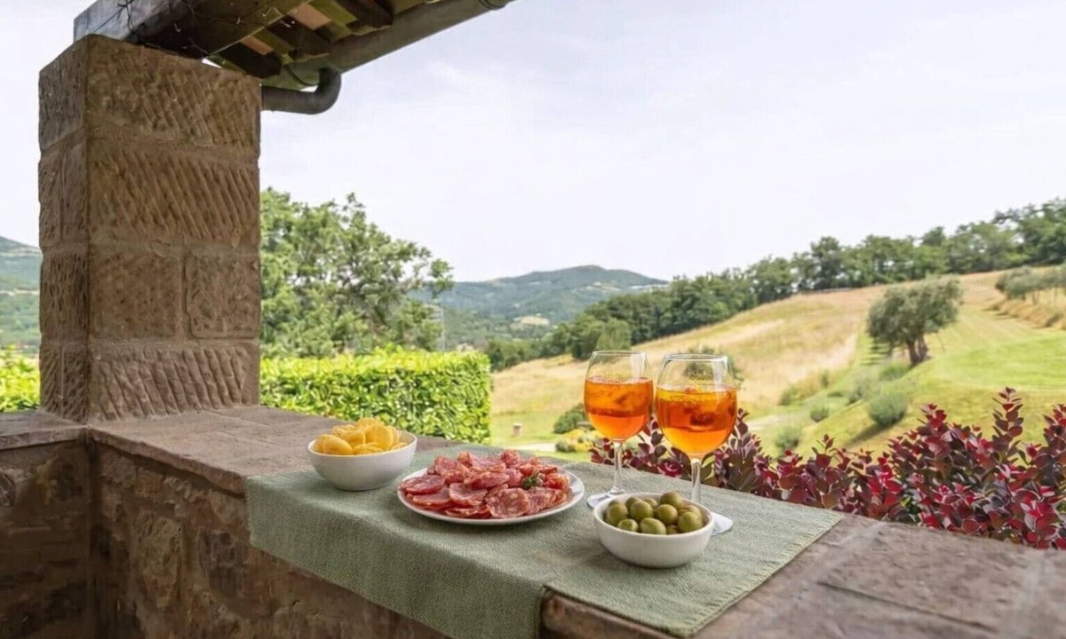 Lisciano Niccone House | Apartment "Pugnano Alto - Castagna" with Shared Pool and Wi-Fi