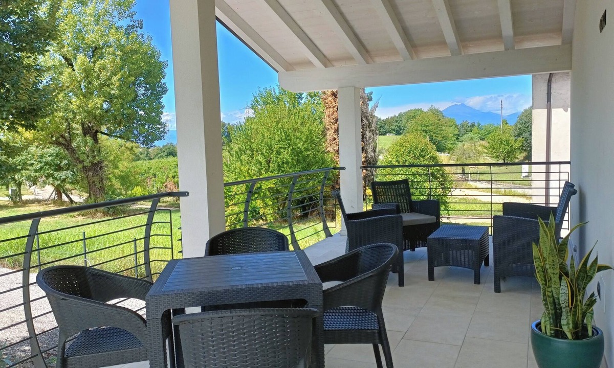 Castelnuovo del Garda Apartment | Appartamento a 5 minuti da Gardaland , nella quiete tra vigneti e olivi.