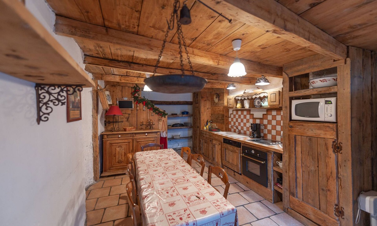 Praranger Ski Chalet | Authentic home, combining the warmth of wood and mountain stone.