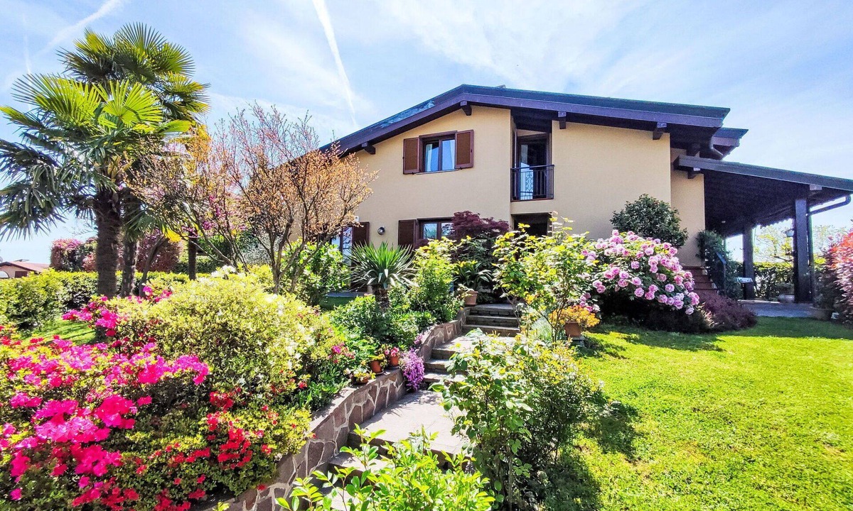 Montano Lucino Apartment | Beautiful apartment for 5 people with A/C, WIFI, TV, balcony and panoramic view