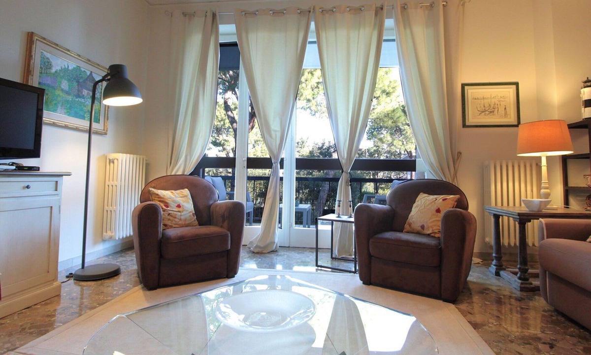 Desenzano del Garda Apartment | Beautiful apartment with WIFI, A/C, hot tub, sauna, TV, terrace and pets allowed, close to Sirmi.