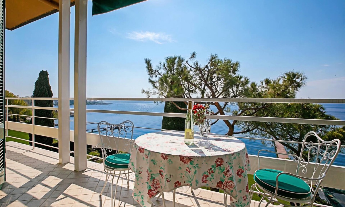 Colombare Apartment | Casa Bel Tramonto - Lakeview Apt + Beach Access, Sirmione, Italy