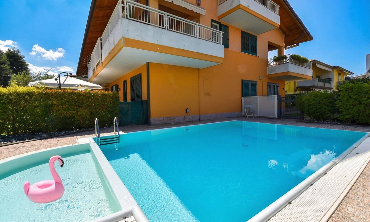 Colombare Apartment | Casa Emma - Garden, Pool and Garage, Sirmione, Italy