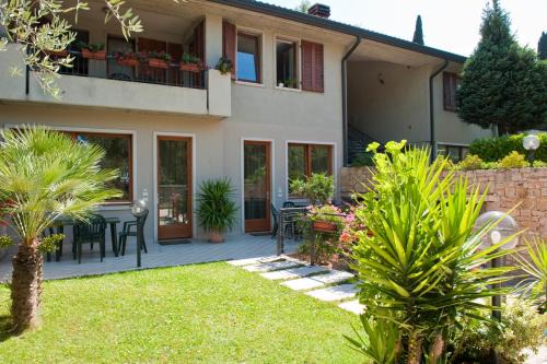 Malcesine Apartment | Casa Facchinetti Yellow apartment