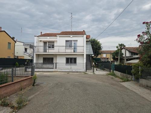 Lugo Apartment | Casa Luminosa in affitto breve a Lugo, zona tranquilla, parcheggio comodo
