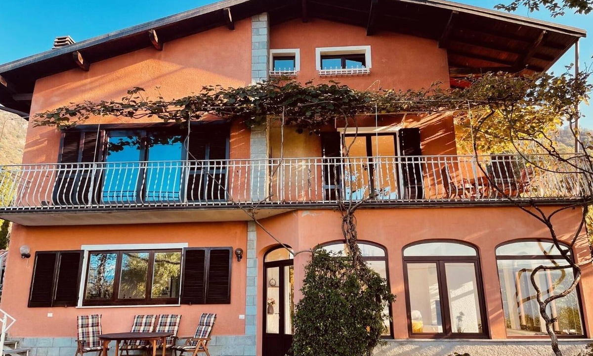 Porto Valtravaglia Apartment | Casa Paradiso in Porto Valtravaglia