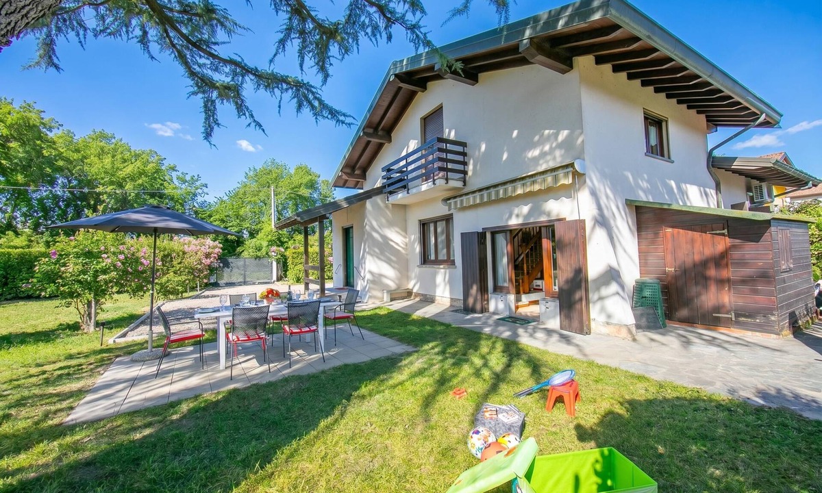 Angera House | Cedar House Villa in Angera - Garden& BBQ, Angera, Italy