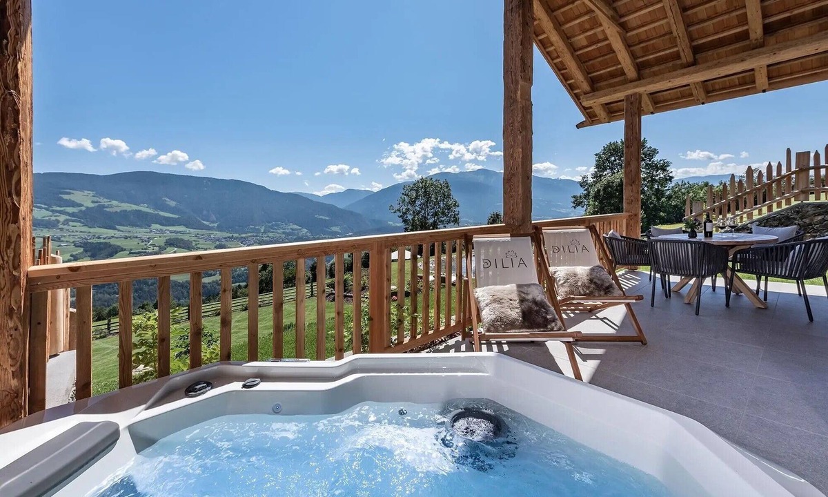 Spinga Apartment | Chalet Sunrise with Mountain Views, Sauna, Hot Tub and Wi-Fi