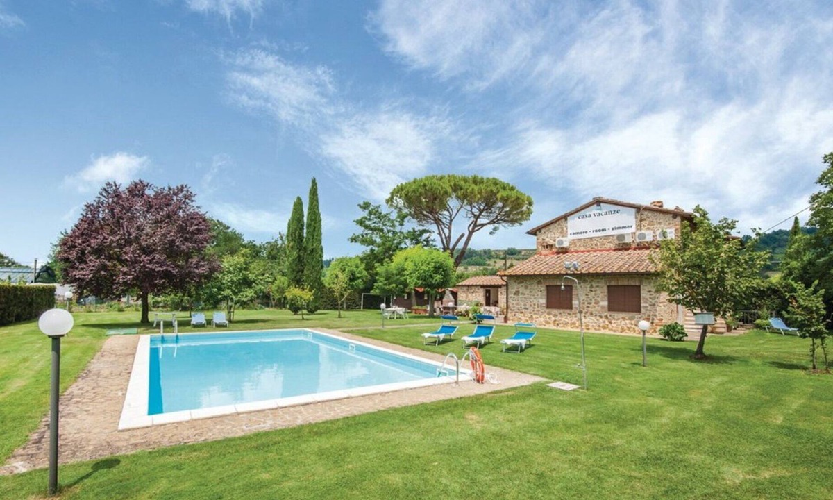 Poggiarello Villa | Cosy apartment in villa for 4 guests with A/C, pool and TV, close to Siena