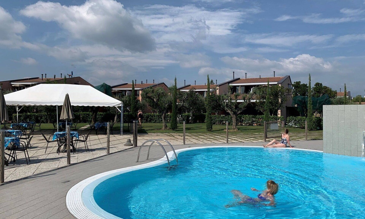 Moniga del Garda Apartment | Cosy apartment for 2 people with A/C, pool, WIFI, TV, balcony and pets allowed