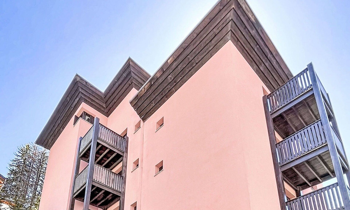 Madesimo Apartment | Cosy apartment for 3 guests with TV, balcony and pets allowed