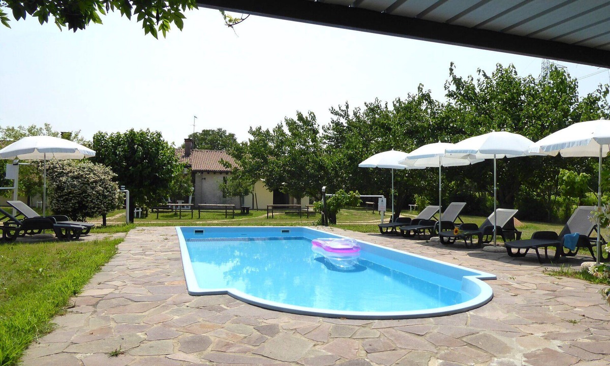 Silea House | Cosy apartment in villa for 4 people with WIFI, pool, A/C, patio and pets allowed