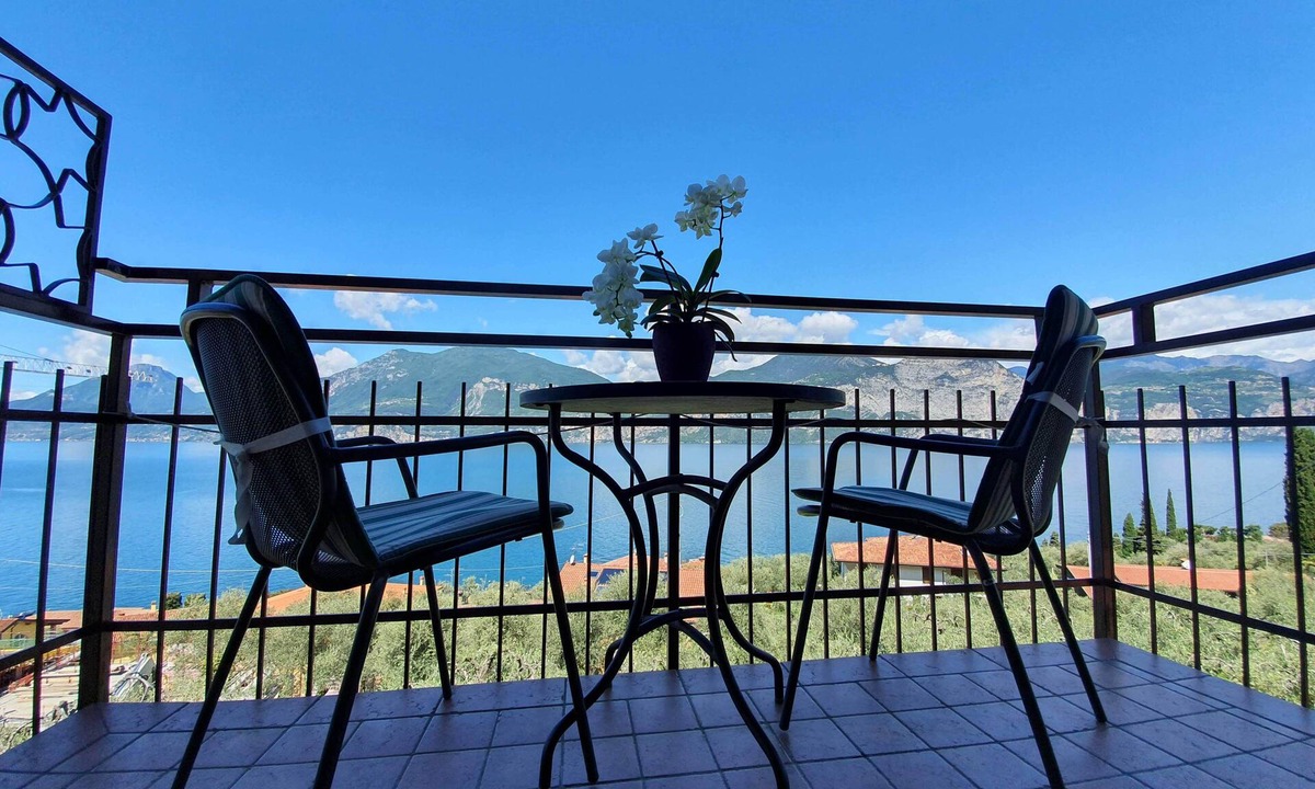 Magugnago House | Cozy apartment 5 minutes from the beach with private parking