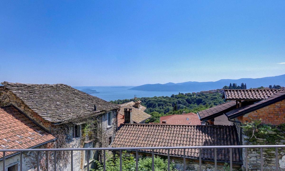 Bee House | Cozy home in Albagnano di Bee with house sea view