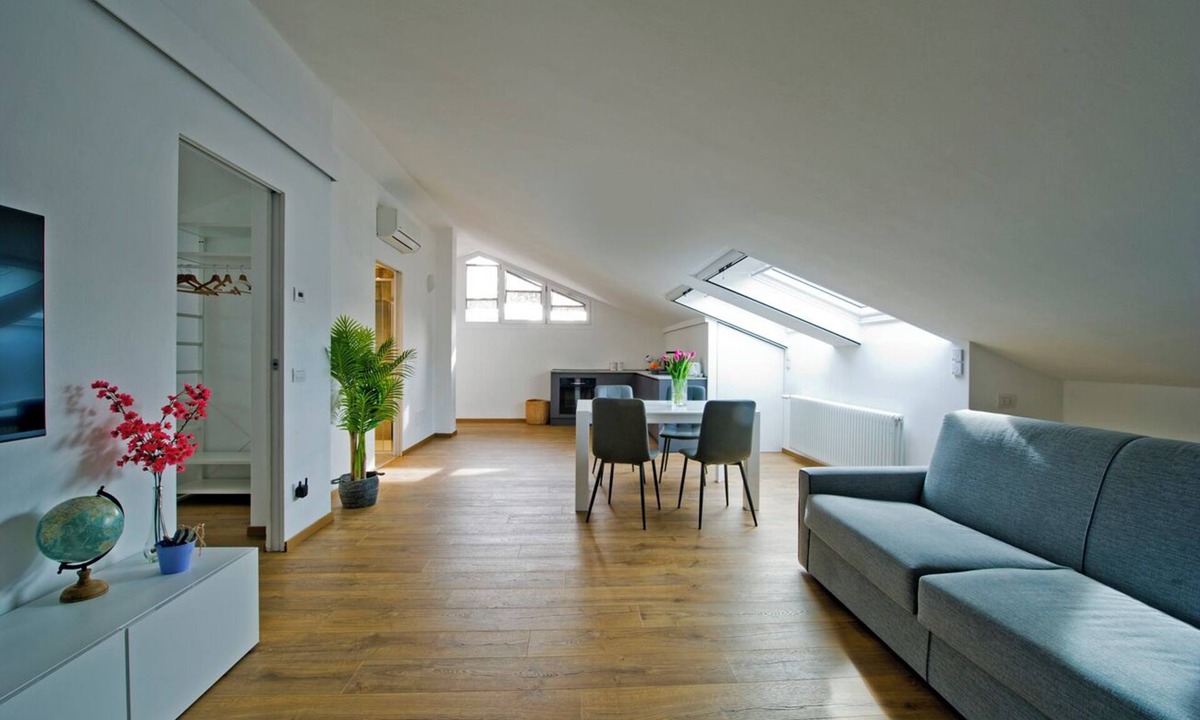Como Apartment | Cozy open attic space, in the green, 15 minutes' walk from the lake
