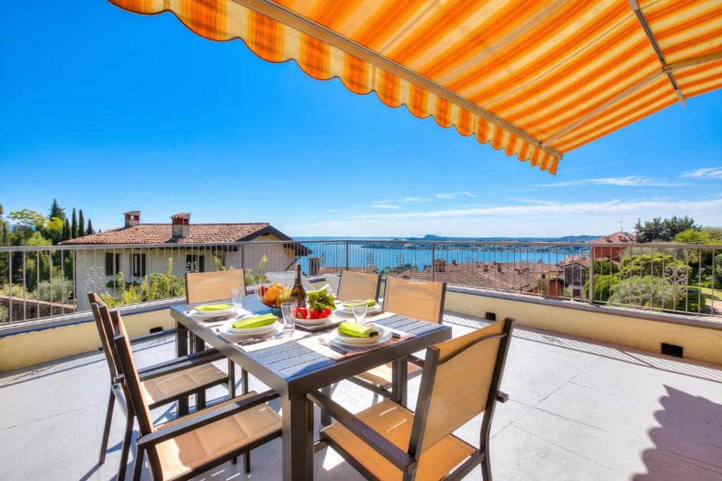 Morgnaga Apartment | Eden House - Terrace & View Lake - Happy Rentals