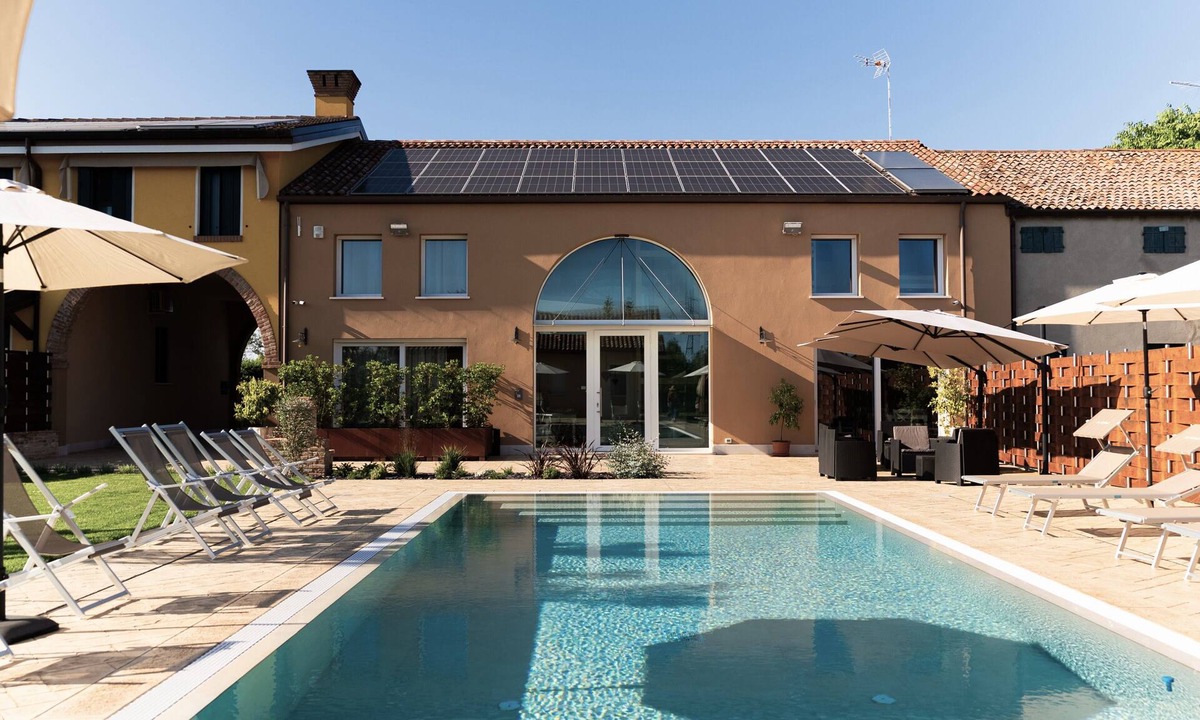 Sambruson House | Elegant House with Swimming Pool and Large Green Garden