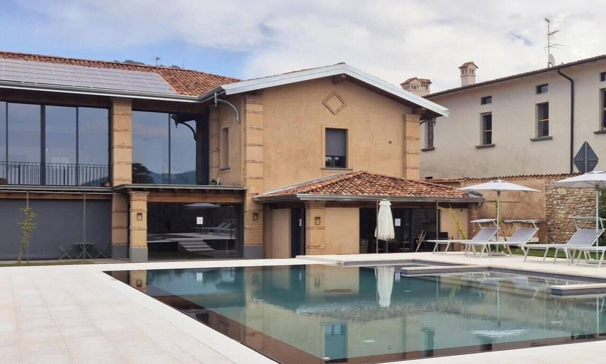 Adro Apartment | Elegant suite with porch and shared pool