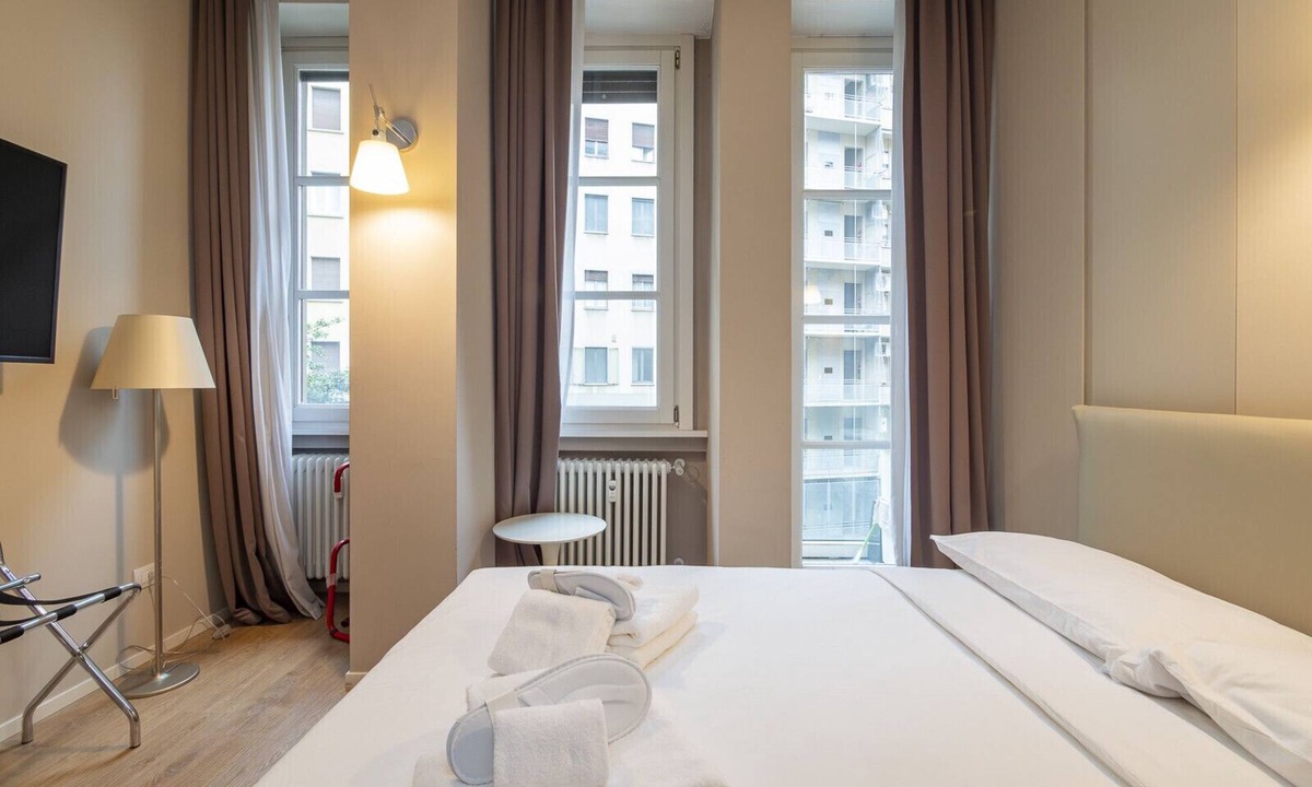 Guastalla Apartment | Freguglia G - Modern studio with balcony close to Duomo