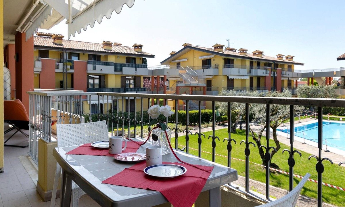 Lugana Apartment | Giglio Sirmione Apartment with Shared Pool, Wi-Fi, and Air Conditioning