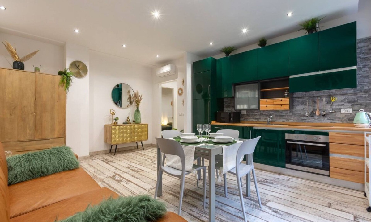 San Donato Apartment | GuestHost - Apartment located on the first floor of a building with a lift.In 75 square meters of space, it comfortably accommodates 6 people with two double bedrooms and a sofa bed in the living room.Connected with the city center and with all points of