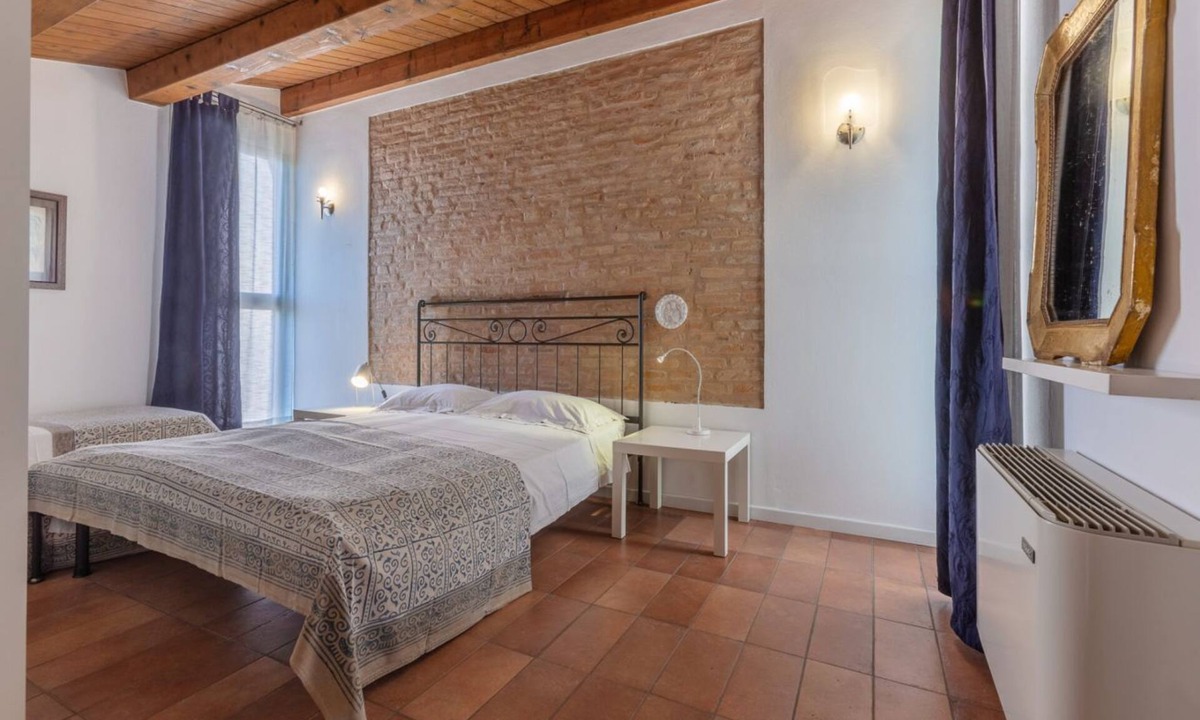 Pontelagoscuro Apartment | GuestHost - Apartment located inside a villa, shared with the owner.Perfect place for those looking for a stay surrounded by greenery, quiet and away from city traffic.The historic center is only 15 minutes by car or 20 minutes by bus (n. 310).It is poss