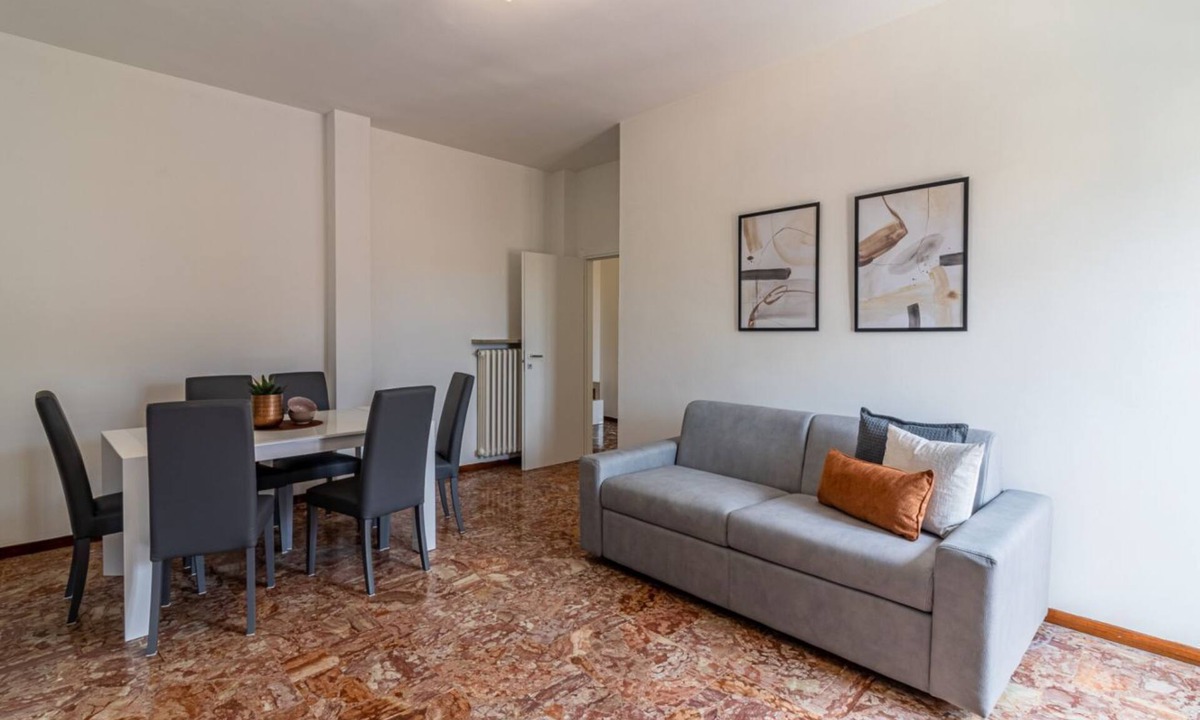 Ferrara Apartment | GuestHost - Apartment located on the third floor of a building equipped with a lift (NOT suitable for the disabled).In 82 square meters of space it comfortably accommodates 7 people.The apartment is located 4 minutes walk from the bus stop, ideal for rea
