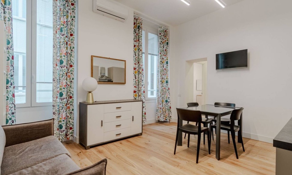 San Vincenzo Apartment | GuestHost - Charming 50 sqm apartment, able to accommodate up to 4 people, located on the fourth floor of a building with a lift (NOT suitable for disabled people - several steps to access it).The property is located in the center, a few steps from the G