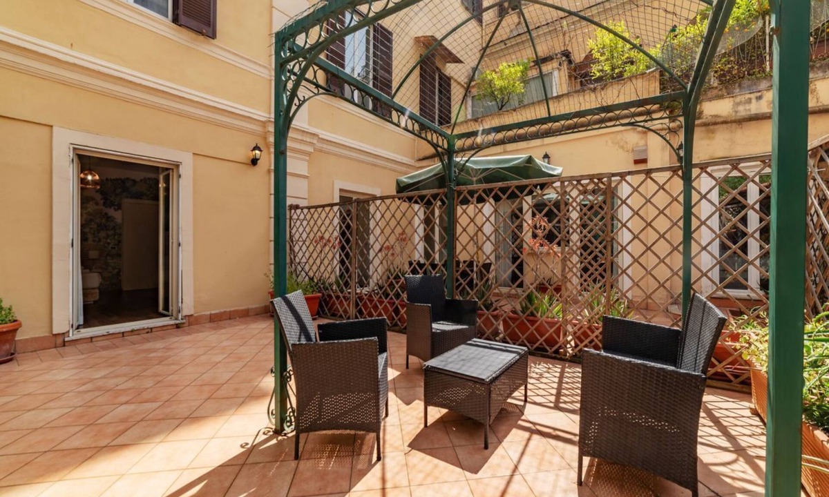 Sallustiano Apartment | GuestHost - Comfortable and elegant 100 sqm apartment, perfect for 5 people, located on the first floor (NO lift) of a renovated period building in the heart of the historic center of Rome (NO traffic-limited area). The property is located just a few min
