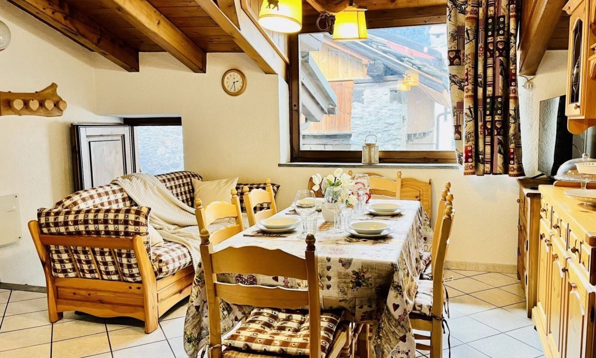 La Salle Apartment | GuestHost - Comfortable and welcoming 50 sqm apartment in the heart of La Salle, accommodating up to 4 people, located on the first floor of a typical mountain house (without an elevator).The property is located in the heart of the town, within walking d
