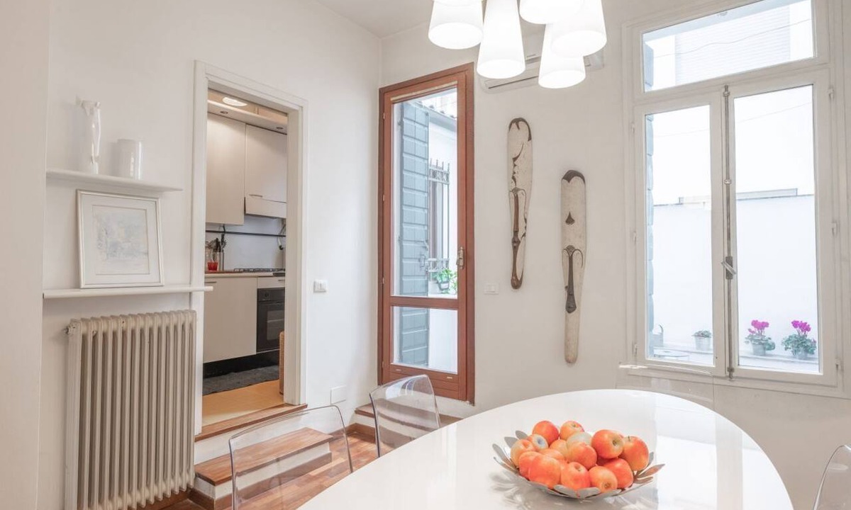 City Center Padova Apartment | GuestHost - Exclusive apartment of 85 square meters for 4 people, located on the first floor of a building WITHOUT elevator (you have to make the stairs to access). Located in the heart of Padua, a short walk from Piazza delle Erbe, less than 5 min walk