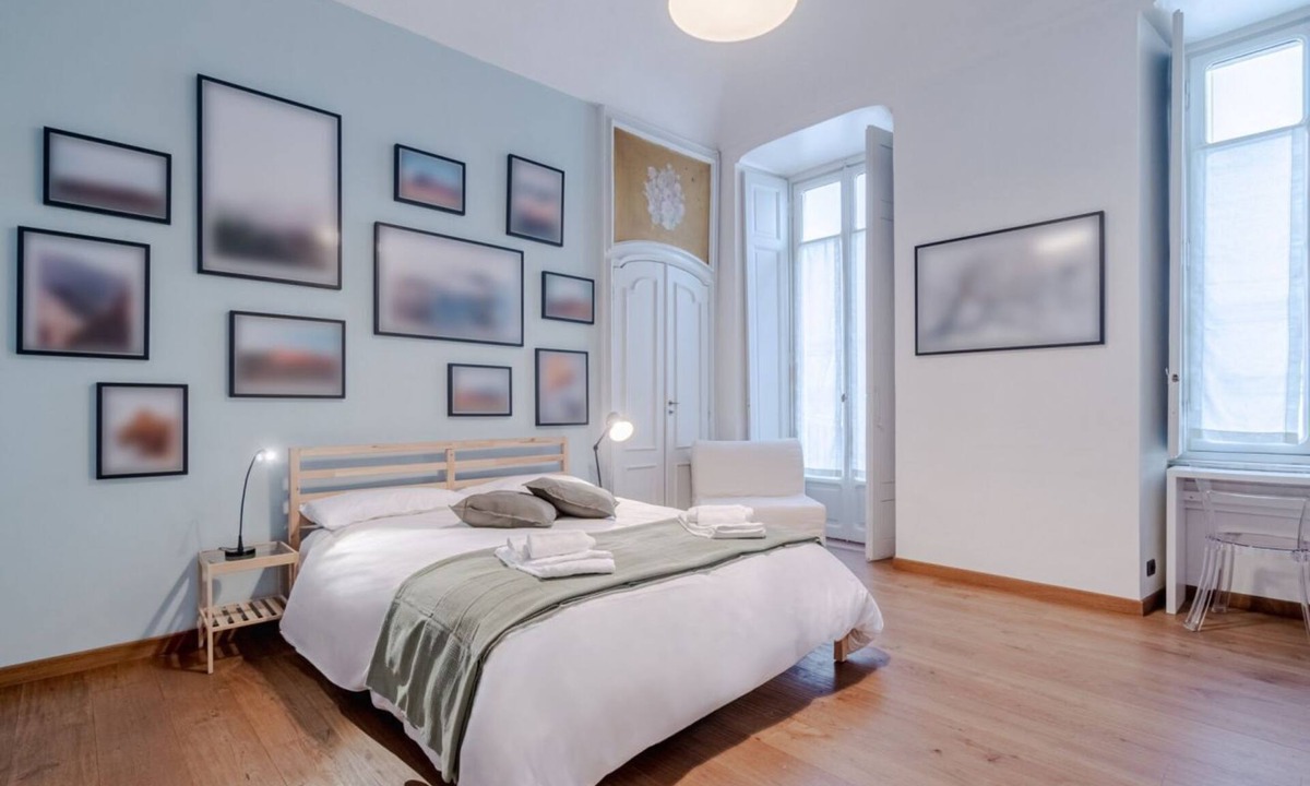 Roman Quarter Apartment | GuestHost - In the heart of Turin, in via Garibaldi, spacious apartment of 100 sqm in an elegant building from 1700. Accommodates up to 5 guests, located on the second floor with an elevator (steps to access it). In the city center, within the pedestrian