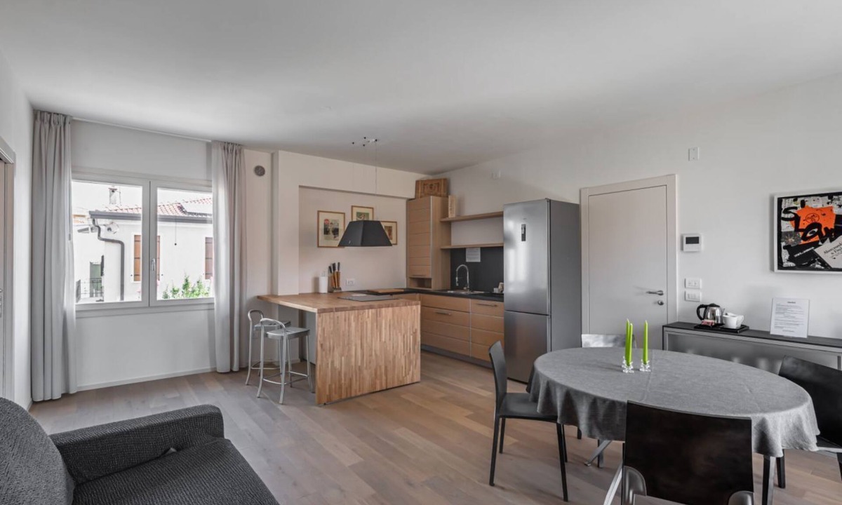 Padova Apartment | GuestHost - Outbuilding used as an apartment located on the first floor.There are 20 steps to access it.In 60 square meters of space it accommodates 4 people, with a double bedroom and a double sofa bed in the living room.There is an external large balco