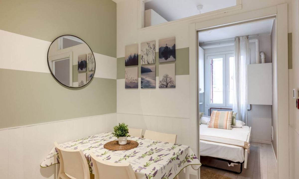 Historic Centre Apartment | GuestHost - Quiet apartment, facing the interior, located on the third and top floor of a building without a lift (57 steps in total).In 35 square meters it comfortably accommodates 3 people.Riviera Mussato is an ancient medieval street in Padua: it surr