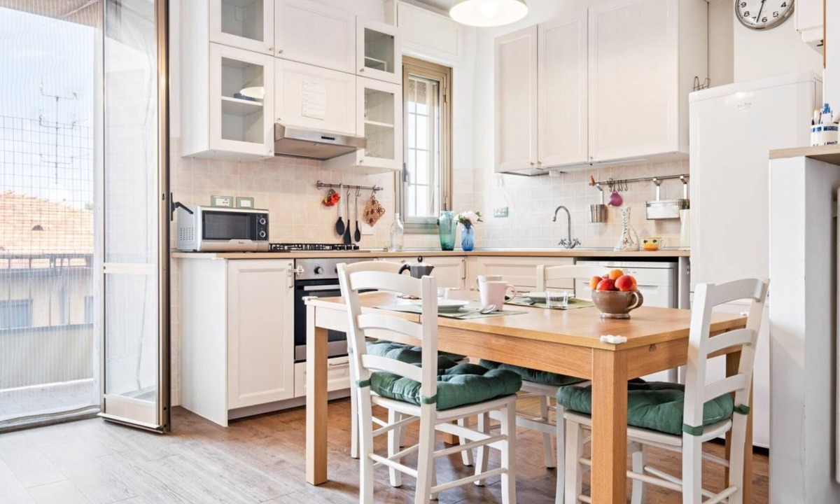 Bolognina Apartment | GuestHost - The apartment is located on the fourth floor of a building with a lift (very narrow therefore not suitable for the disabled).There are 7 steps to access the elevator.In 80 square meters of space it accommodates 4 people, with a double bedroom