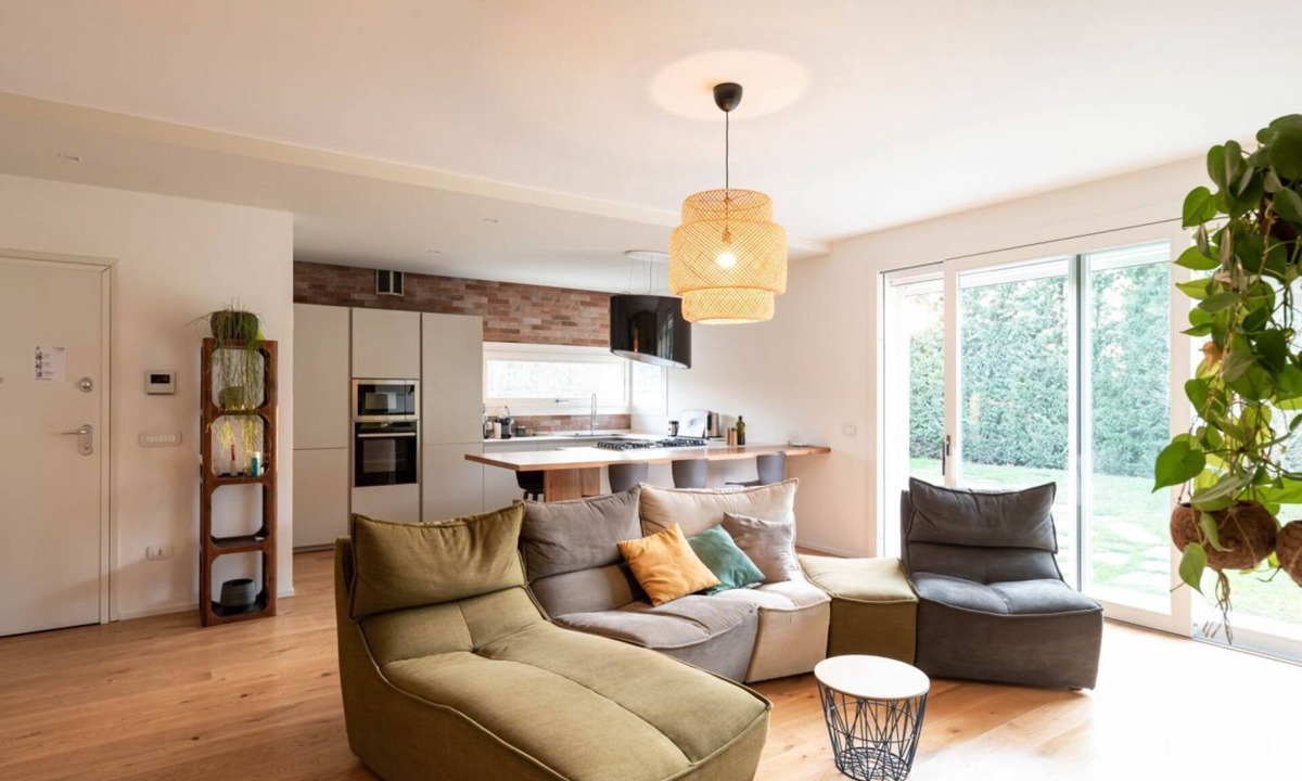 Noventa Padovana Villa | GuestHost - Unique villa in a quiet residential neighborhood, just 15 minutes by car from Padova, where you can enjoy the right relaxation away from city life.Ideal for couples or families and for business trips, it is perfect for 4 guests, bright and sp