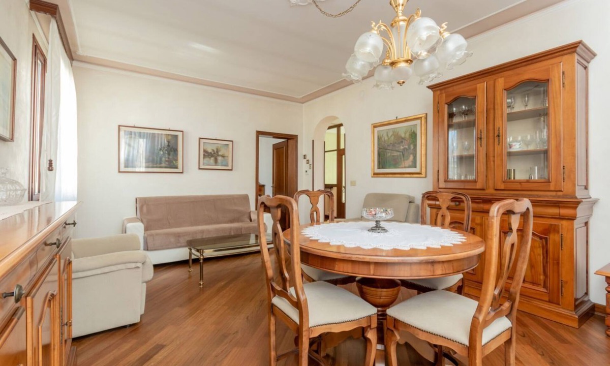 Marghera Apartment | GuestHost - Wonderful apartment of about 80 square meters, able to accommodate 5 people, located on the first floor of a villa without a lift (with internal and external steps).The property is located in the heart of Venice Mestre, in a quiet and well-se