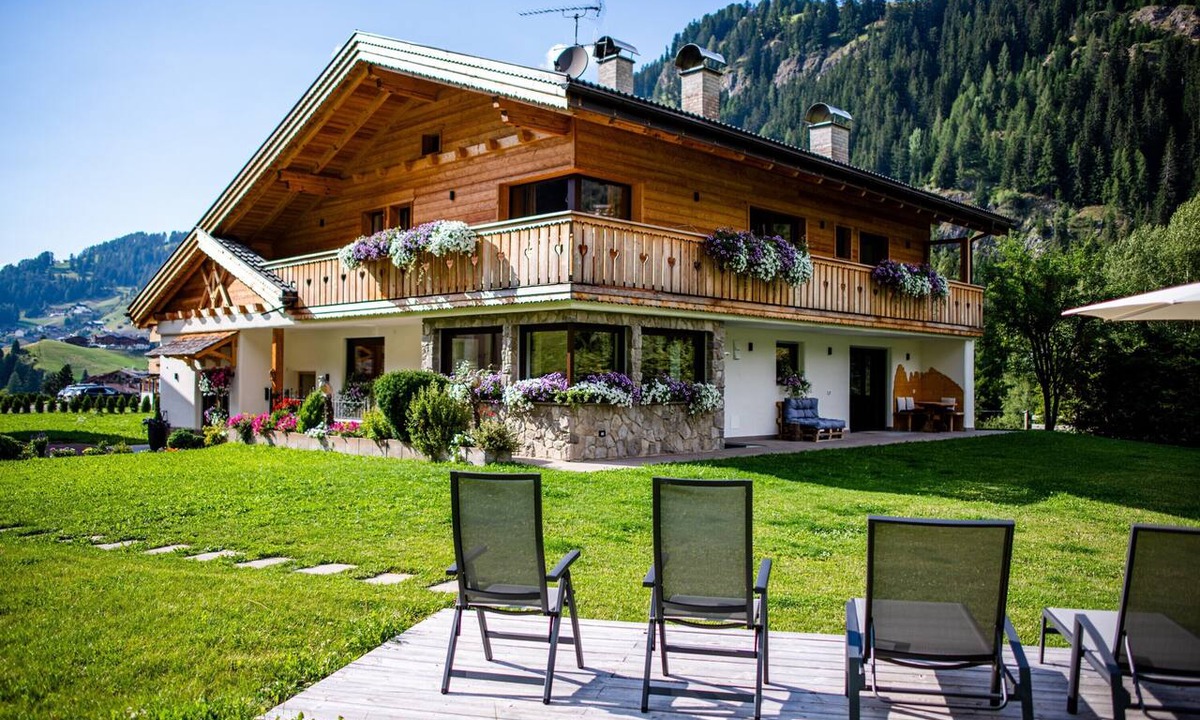 Selva di Val Gardena Apartment | Holiday Apartment "Piciulei Pitl" with Mountain View, Garden, and Wi-Fi