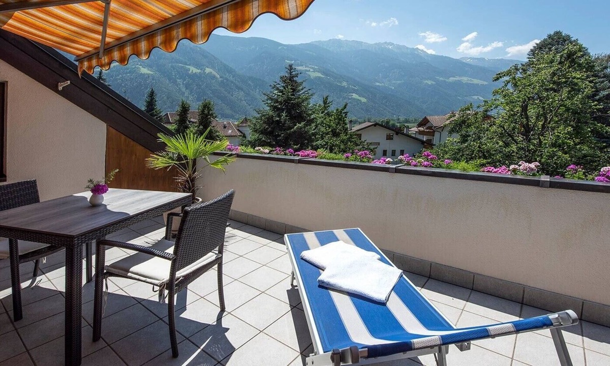 Rabla Apartment | Holiday Apartment "Schnitzer - Anemone" with Mountain View, Wi-Fi